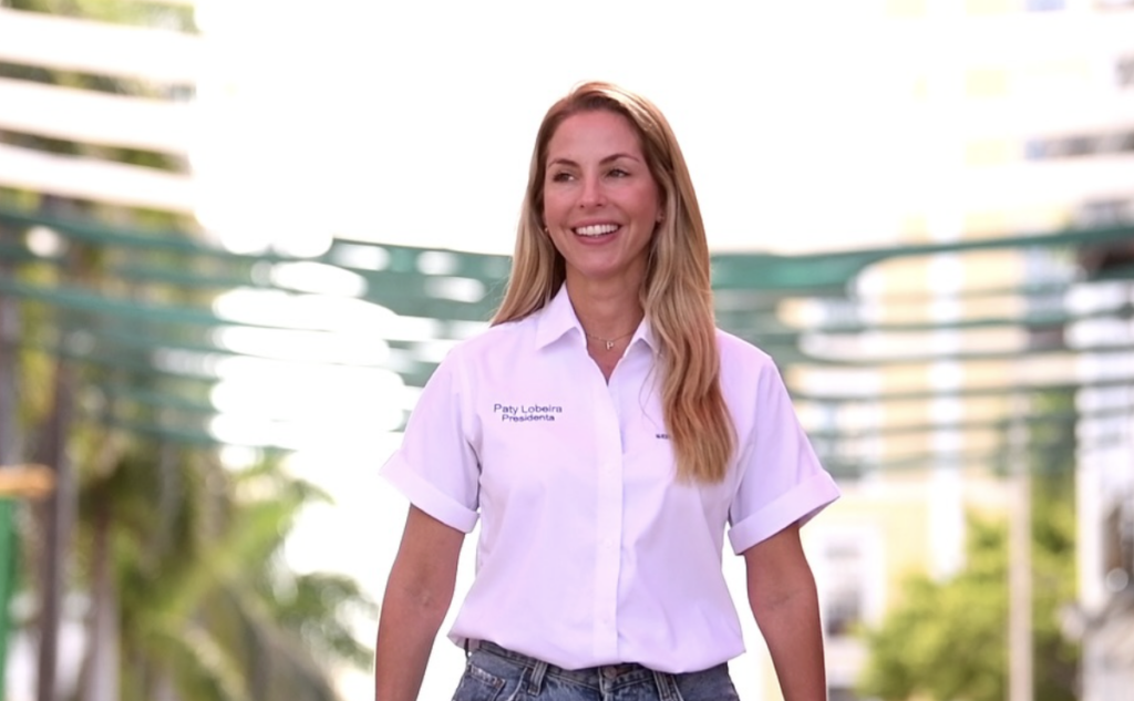 Paty Lobeira feliz ante el anuncio de calificación HR AA+ al Ayuntamiento de Veracruz.