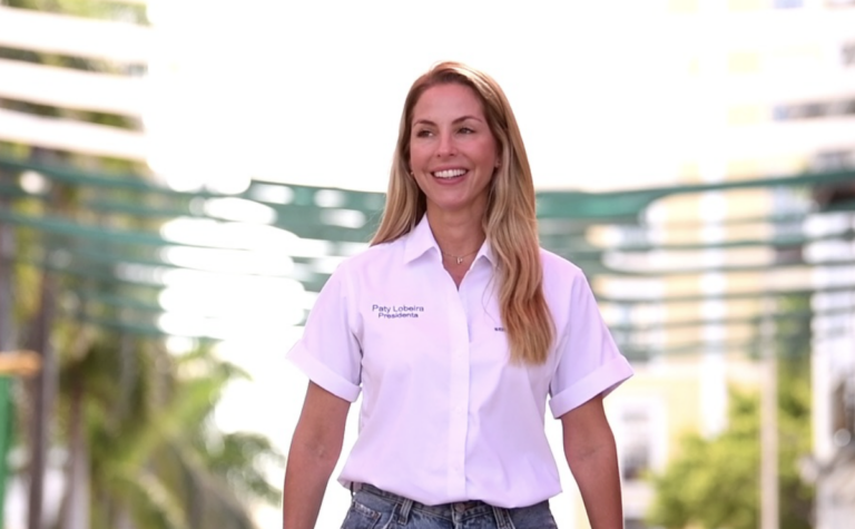 Paty Lobeira feliz ante el anuncio de calificación HR AA+ al Ayuntamiento de Veracruz.