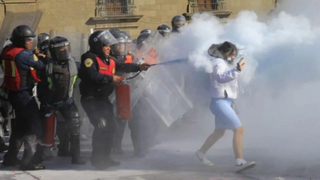 Gobierno de la CDMX responsabiliza a manifestantes de lesiones de 80 personas y policías en la marcha
