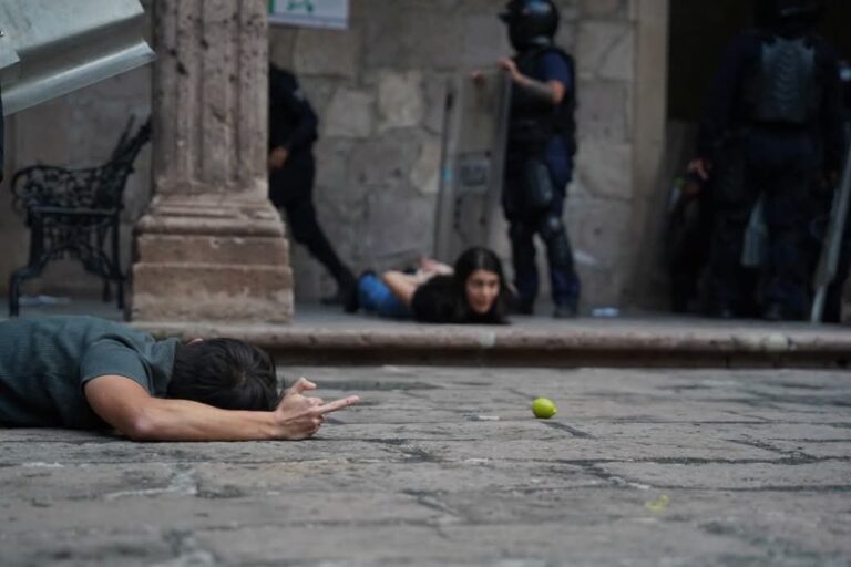 Marcha por asesinato de Carlos Manzo culmina con daños a Palacio de Gobierno en Morelia