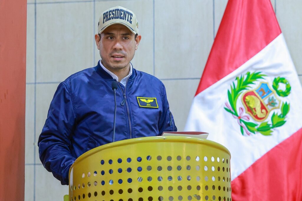 Presidente de Perú amaga con allanar la embajada de México