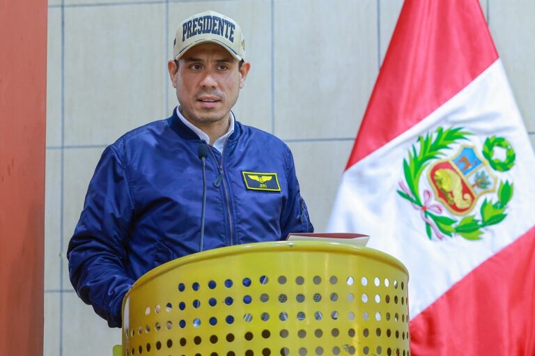 Presidente de Perú amaga con allanar la embajada de México