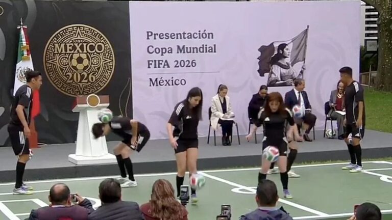 Sheinbaum ignora a jóvenes en acto de ‘futbol freestyle’ en el evento del Mundial 2026