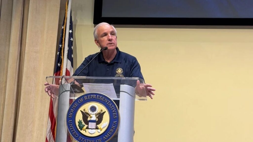 "Apoya a Maduro porque sabe que en cuanto caiga él, ella también": congresista de EU a Sheinbaum