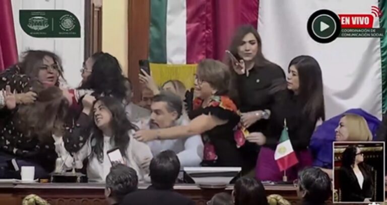 Entre jaloneos y gritos, PAN toma tribuna del Congreso de la Cdmx