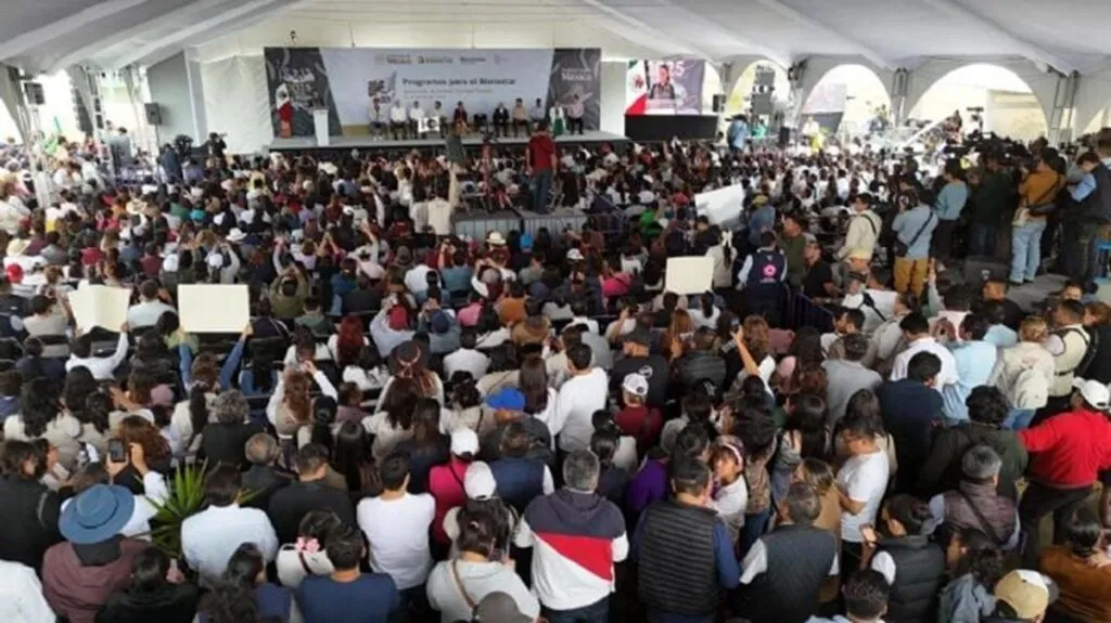 Manifestantes interrumpen discurso de Sheinbaum en Tulancingo