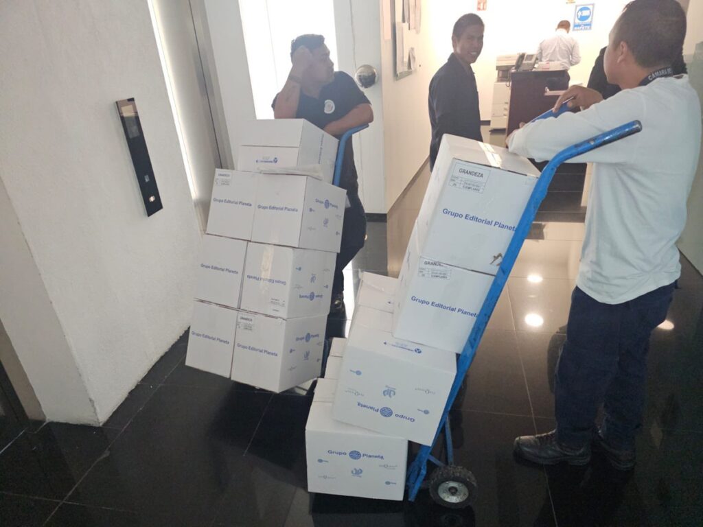 Morena compra cientos de ejemplares del libro Grandeza de AMLO para regalar en Navidad