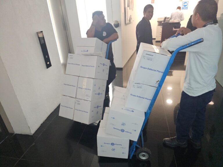 Morena compra cientos de ejemplares del libro Grandeza de AMLO para regalar en Navidad