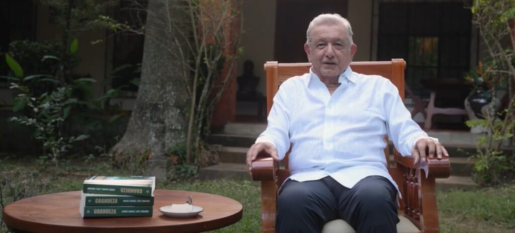 Reapareció AMLO y presentó su libro “Grandeza”