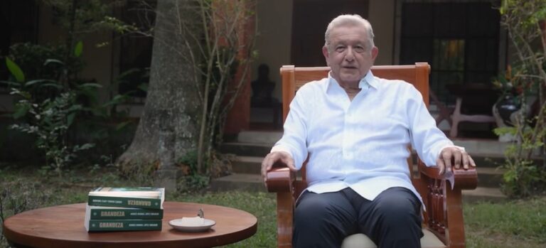 Reapareció AMLO y presentó su libro “Grandeza”