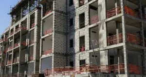 El especialista en construcción y vivienda, José Reynoso González, explica en qué consiste este modelo y sus riesgos.