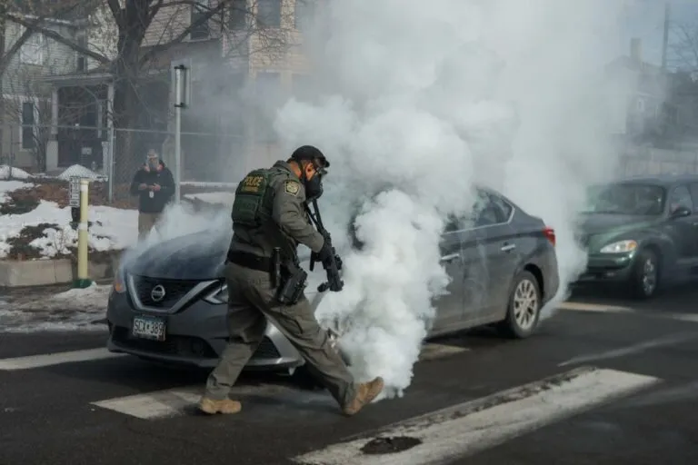 Dimiten seis fiscales de Minnesota ante presión por caso de mujer muerta por agente de ICE