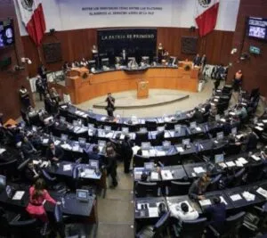 Pagan escuela a senadores con dinero público