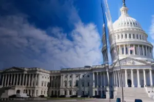 Senado de EU prohíbe a Trump realizar más ataques contra Venezuela