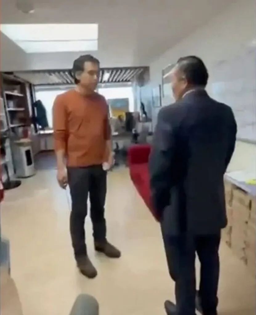 Policías desalojan a Marx Arriaga de su oficina en la SEP