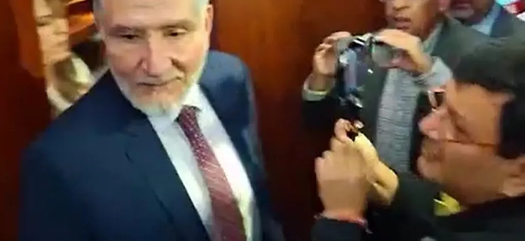 Adán Augusto López huye al ser cuestionado sobre el socio del "Comandante H"