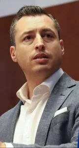 Colosio exige a Sheinbaum dejar de lucrar con su padre