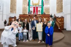 Reconocen a Víctor González Herrera como embajador turístico de la CDMX.