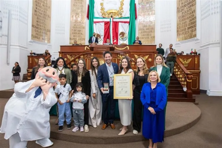 Reconocen a Víctor González Herrera como embajador turístico de la CDMX.