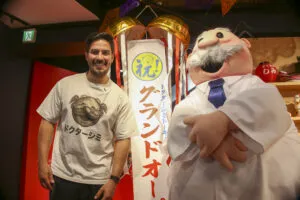 Embajada felicita a Víctor González Herrera por tienda en Tokio.