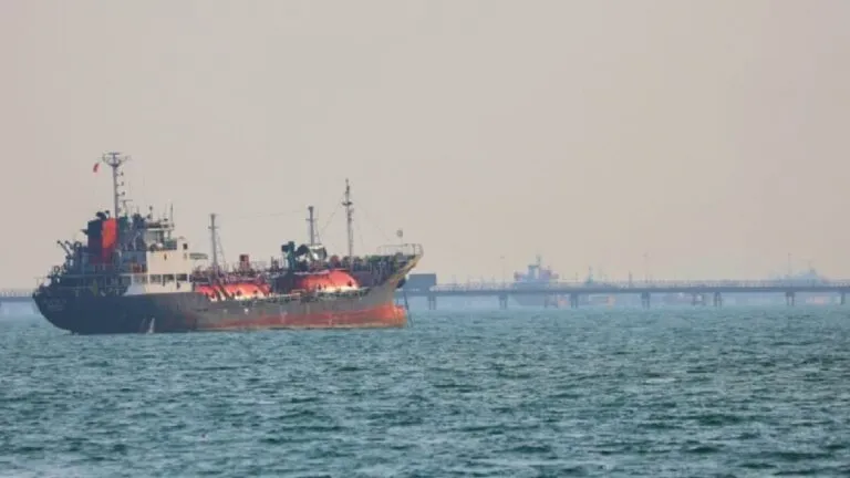 Irán anuncia la reapertura del estrecho de Ormuz