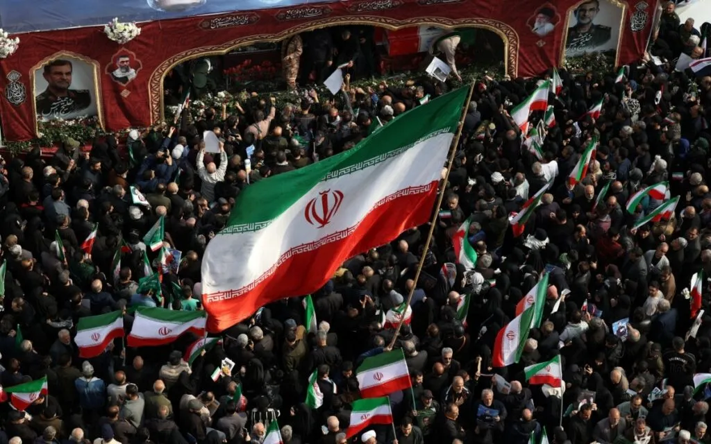 Irán califica de 'inútil' y 'estúpido' ultimátum de Trump y amenaza de ataques 'devastadores'