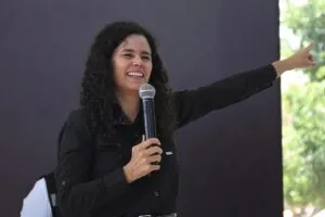 Luisa María Alcalde niega dejar dirigencia de Morena