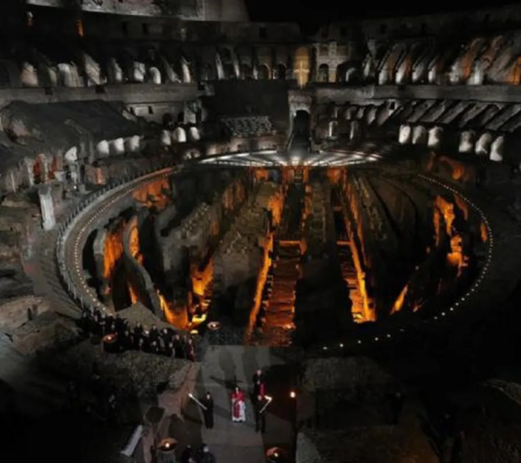 Papa León XIV lleva la cruz en la procesión del Viernes Santo