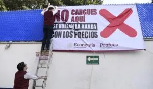 Profeco coloca primeras lonas en gasolineras que se vuelan la barda con los precios