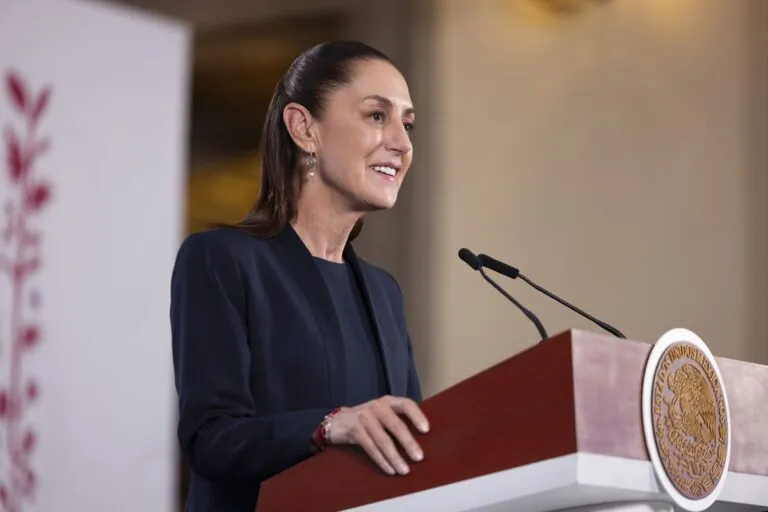 Sheinbaum ‘amaga’ a gasolineros con revisiones del SAT