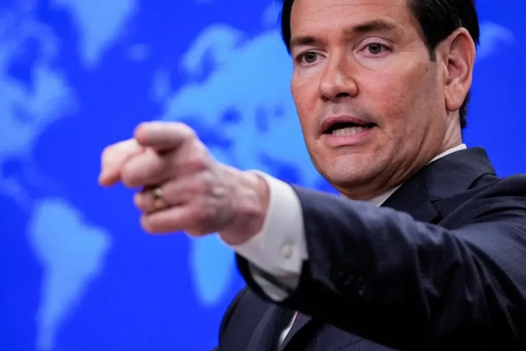 Trump sugiere intervención de Estados Unidos en Cuba