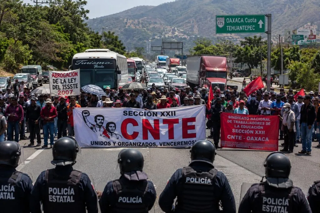 SNTE cerca Oaxaca con bloqueos y presión política