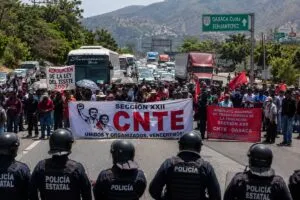 SNTE cerca Oaxaca con bloqueos y presión política