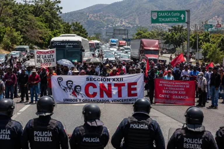 SNTE cerca Oaxaca con bloqueos y presión política