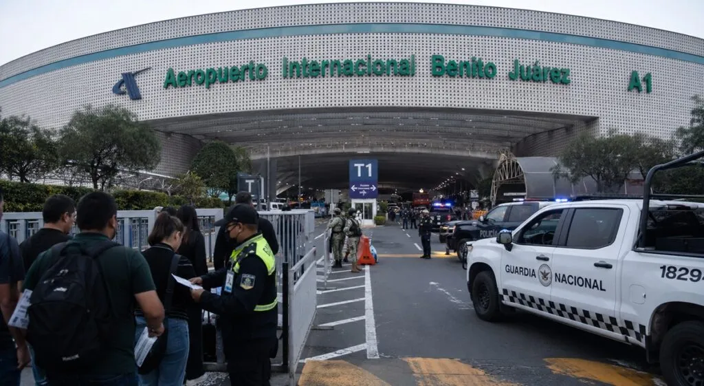 AICM restringe accesos por posible protesta de la CNTE
