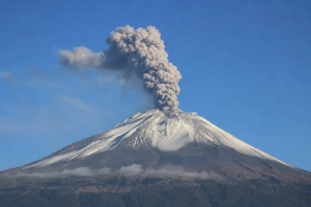 Ceniza del Popocatépetl activa alerta en CDMX