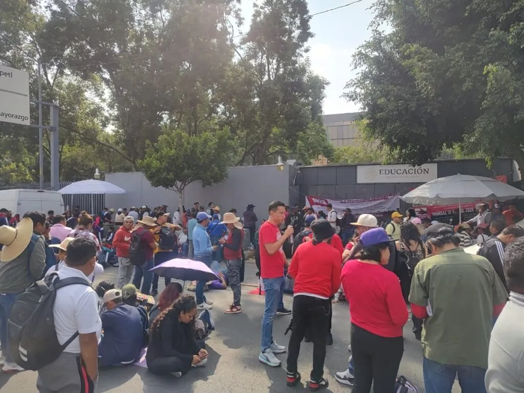 CNTE escala presión y toma instalaciones de la SEP en CDMX