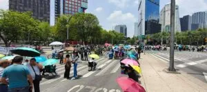 CNTE escala protestas y derriba esculturas en Reforma