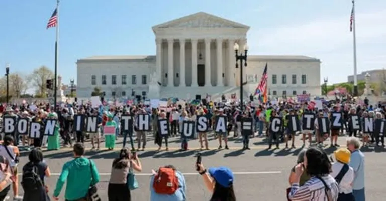 Limitar la ciudadanía de EU a personas nacidas de padres migrantes es ilegal, determina Corte Suprema