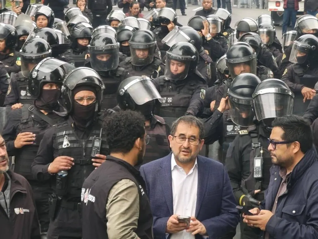 Operativo policial contra la CNTE: el diálogo de puertas abiertas se desmorona entre escudos y vallas de concreto