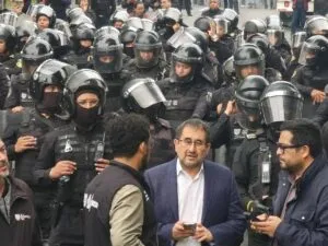Operativo policial contra la CNTE: el diálogo de puertas abiertas se desmorona entre escudos y vallas de concreto
