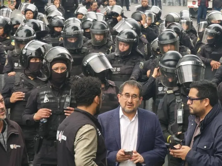 Operativo policial contra la CNTE: el diálogo de puertas abiertas se desmorona entre escudos y vallas de concreto