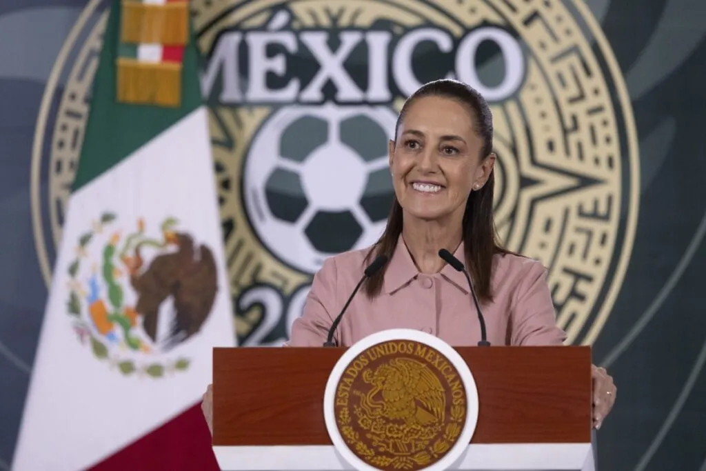 Sheinbaum apuesta por consulta nacional tras choque con la CNTE
