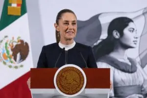 Sheinbaum evita polémica por libro de Ken Salazar sobre AMLO