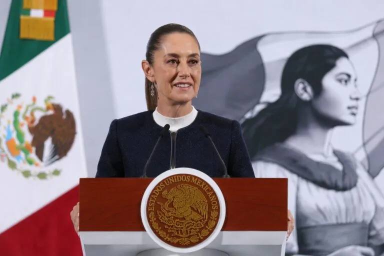 Sheinbaum evita polémica por libro de Ken Salazar sobre AMLO