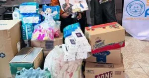 Damnificados en Venezuela reciben ayuda de Víctor González.
