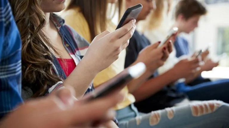 Francia prohíbe a menores de 15 años acceso a redes sociales