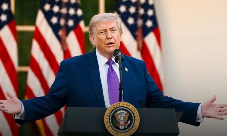 Juez impide que gobierno de Trump retire permisos de trabajo a migrantes