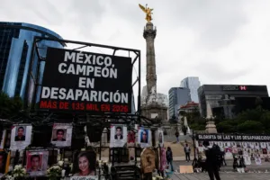Memorial en el Ángel revive presión por desapariciones y caso Ana Amelí