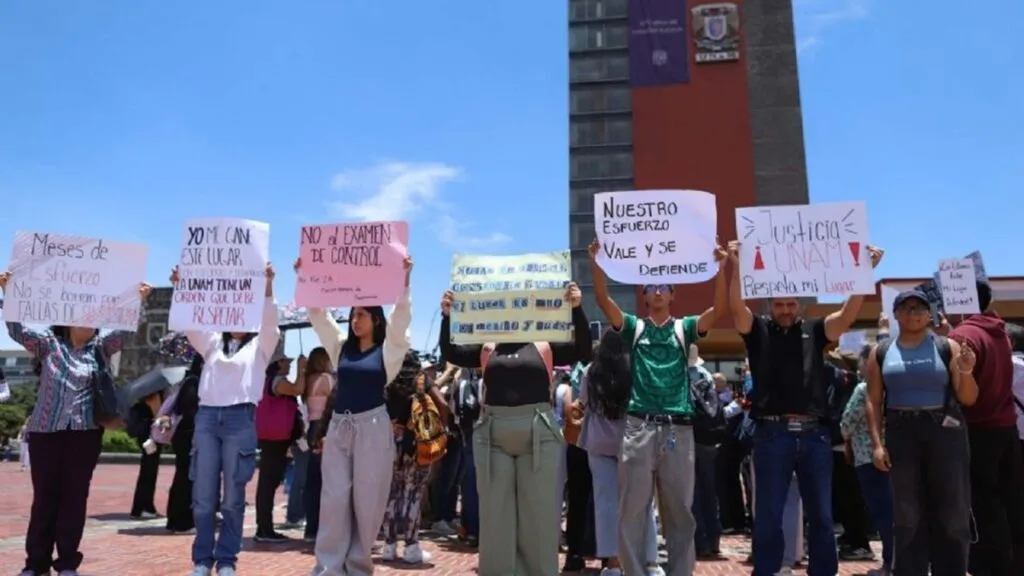 Aspirantes seleccionados protestan en la UNAM contra el examen de control